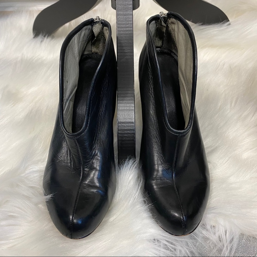 Vince Camuto Alexa Bootie sz 6